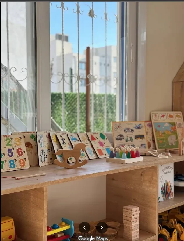 Ahşap puzzle ve doğal materyaller — pencere kenarı atölye köşesi