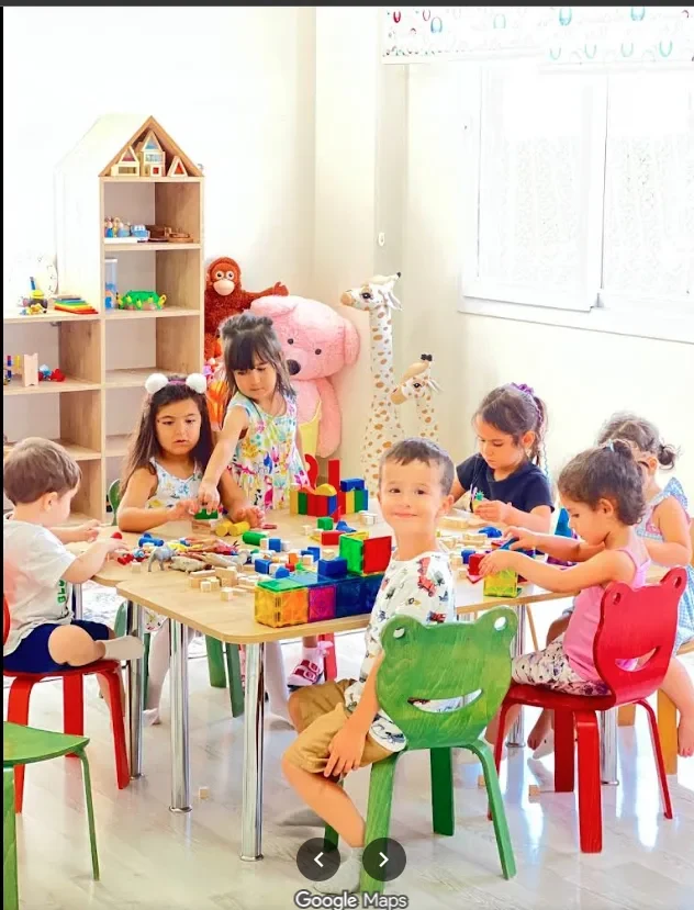 Çocuklar ahşap bloklarla sınıfta beraber oynuyor