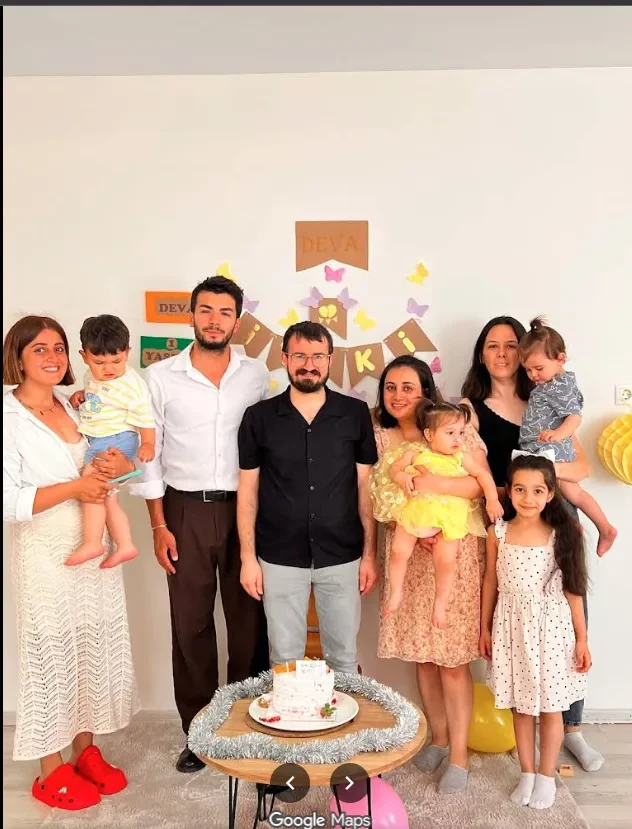 DEVA'nın 1. yaş kutlaması — aileler ve Tarık Bey birlikte