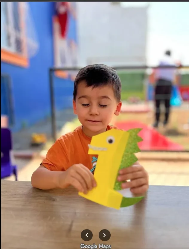 Sanat atölyesinde el işi figür çalışması — sarı dinozor